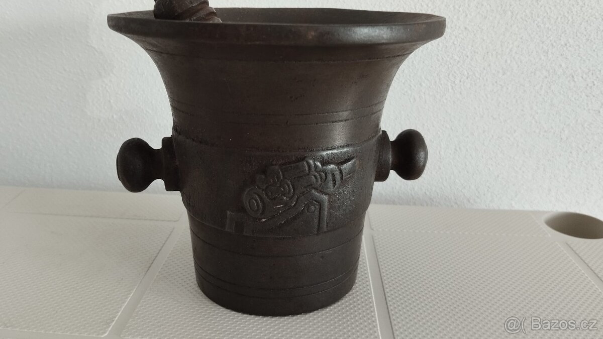 Starý válečný litinový hmoždíř s dělem a rokem 1914-1917 - 14