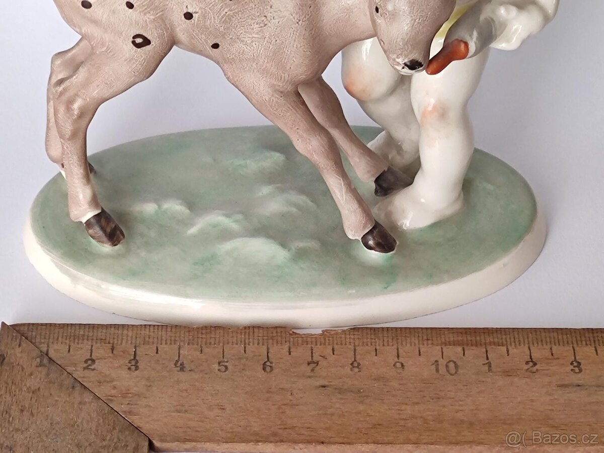Starožitná soška, figurka, dítě krmí srnče, Hertwig, 14cm - 14