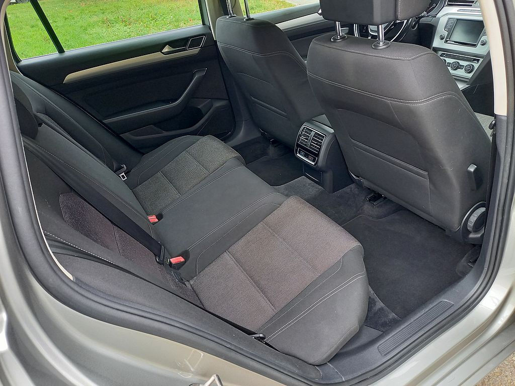 Volkswagen Passat 2,0Tdi 110kw klima+Navi+SERVIS - 14