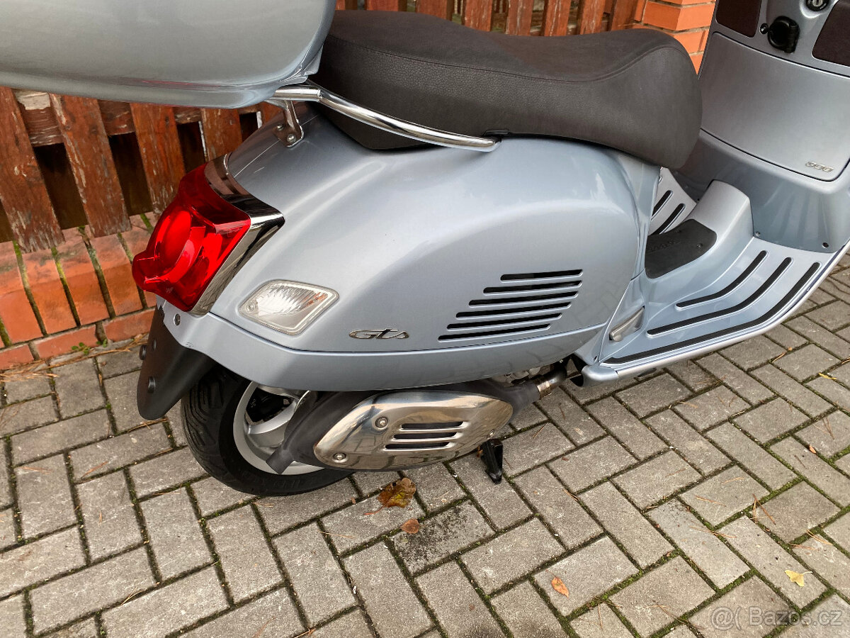 Vespa GTS 300 Hpe (2021) - 14