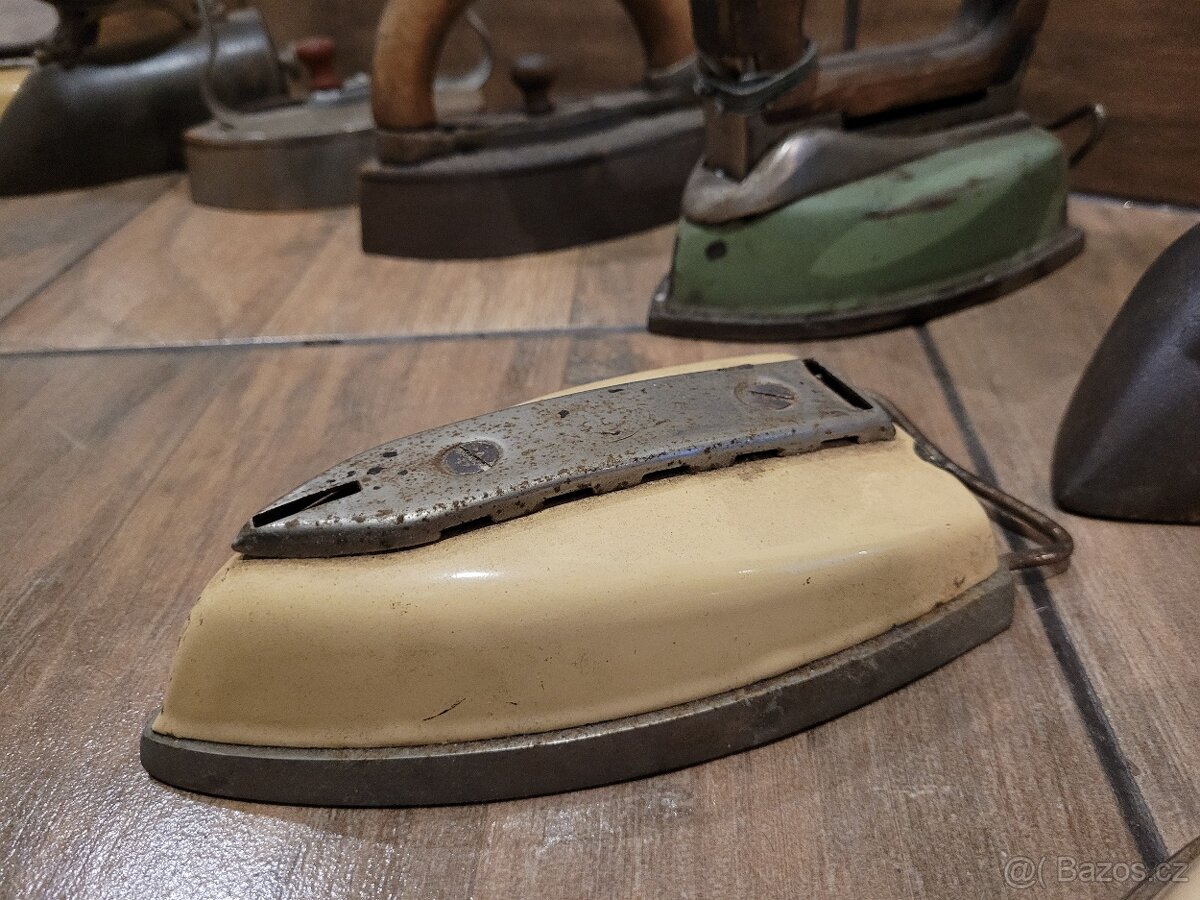 sbírka starožitných žehliček - 14