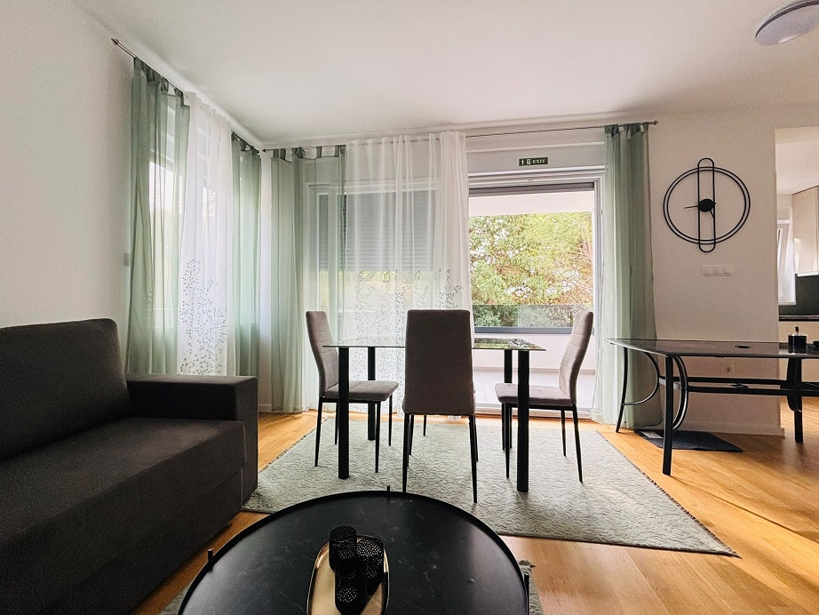 Chorvátsko-Trojizbový zariadený apartmán s bazénom - 14