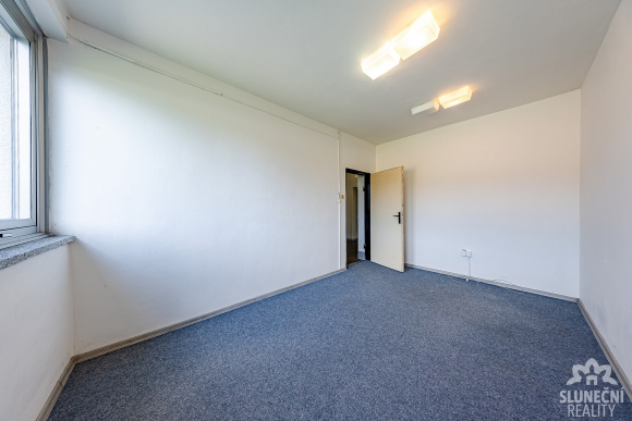 Pronájem výrobně-skladového areálu 400 m² se zázemím v Částk - 14