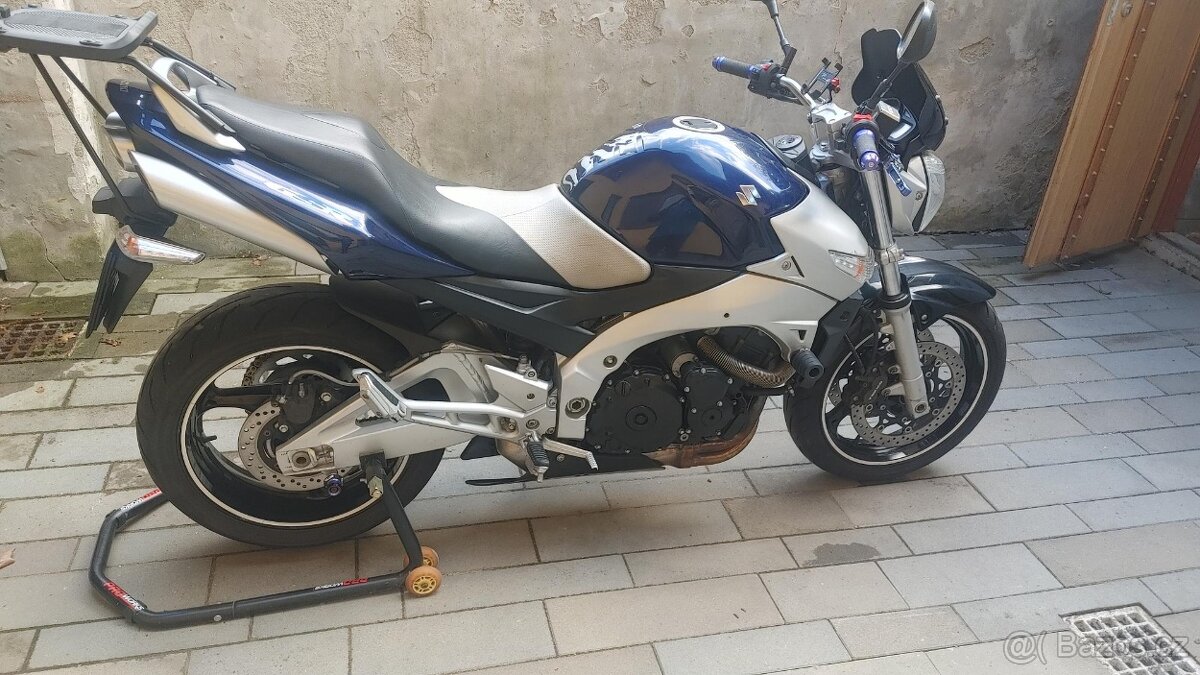 Suzuki GSR 600 - 14