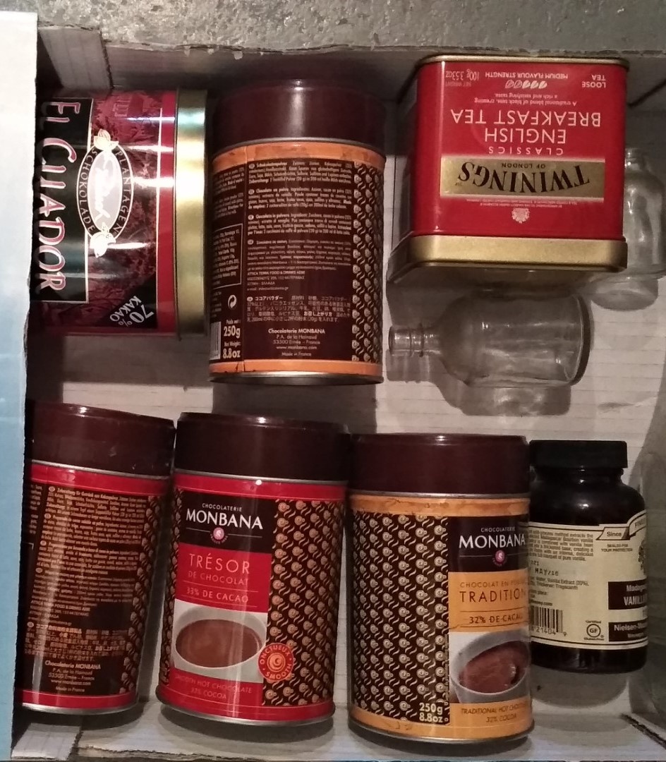 Hrnky, těžítka, figurky, keramika, sklo a dózy dle fota. - 14