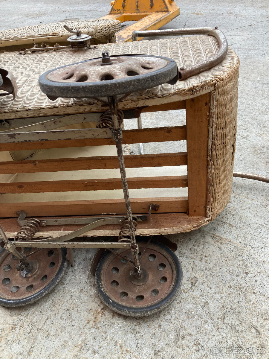 Kočárek dětský starožitný hračka za 500 kč - 14