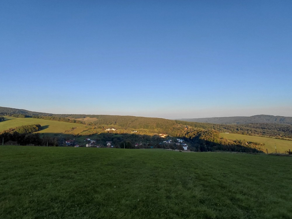 Slunné místo s duší, výhledem i st. povolením :) 4000 m2 - 14