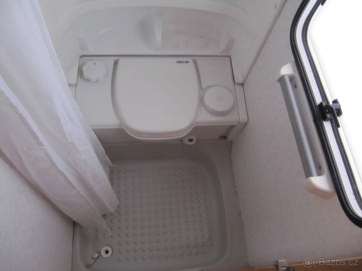 Prodám karavan Hobby 500 kmfe,r.v.2004 + mover + předstan. - 14