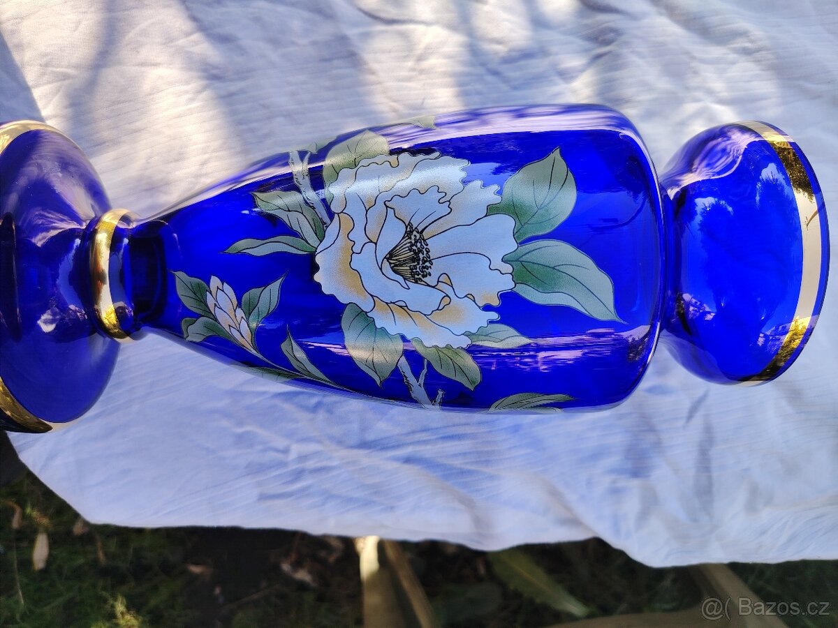 Modrá skleněná váza s květinami a pozlacením - 14