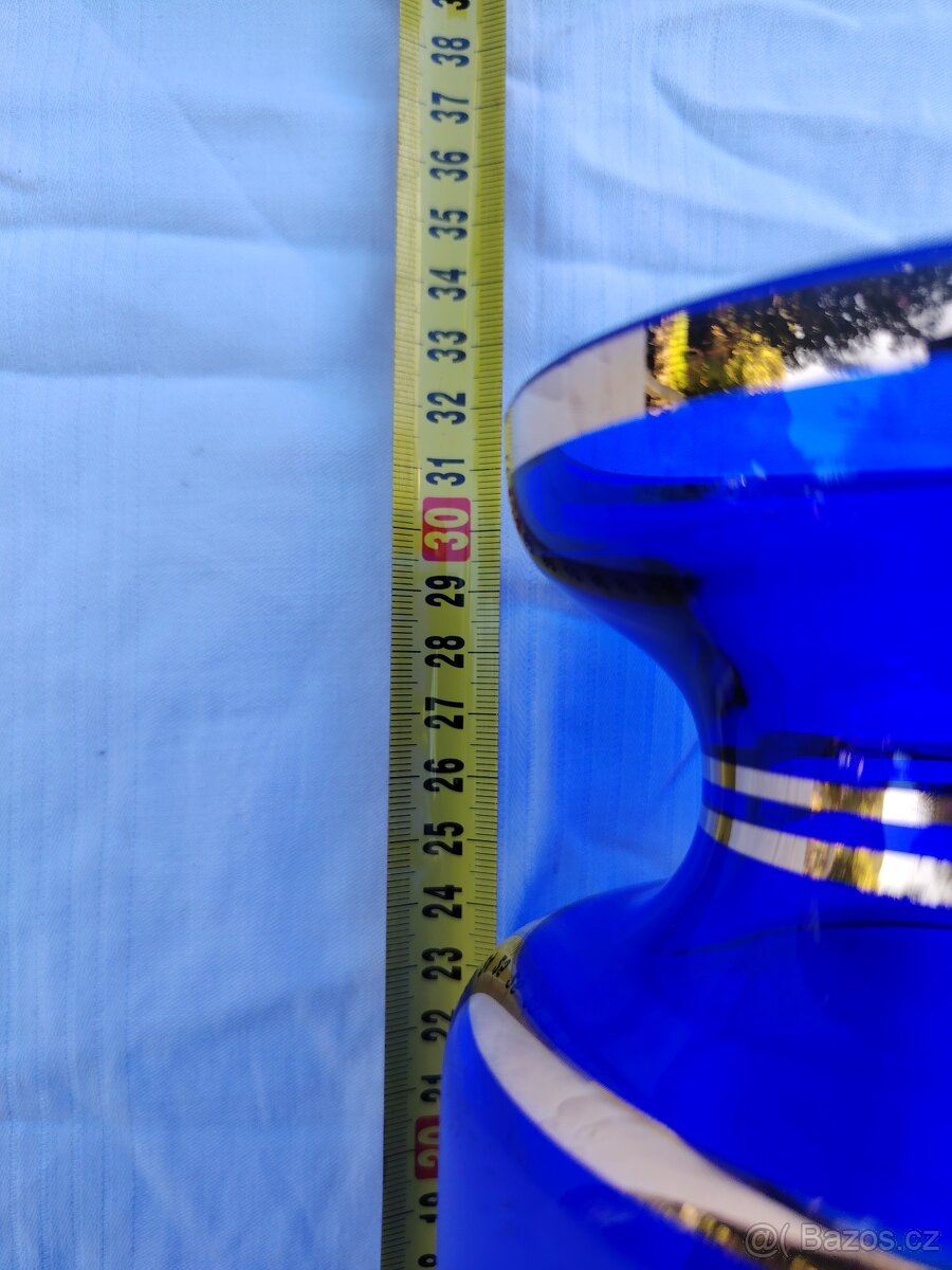 Modrá skleněná váza se zlatým motivem - 14