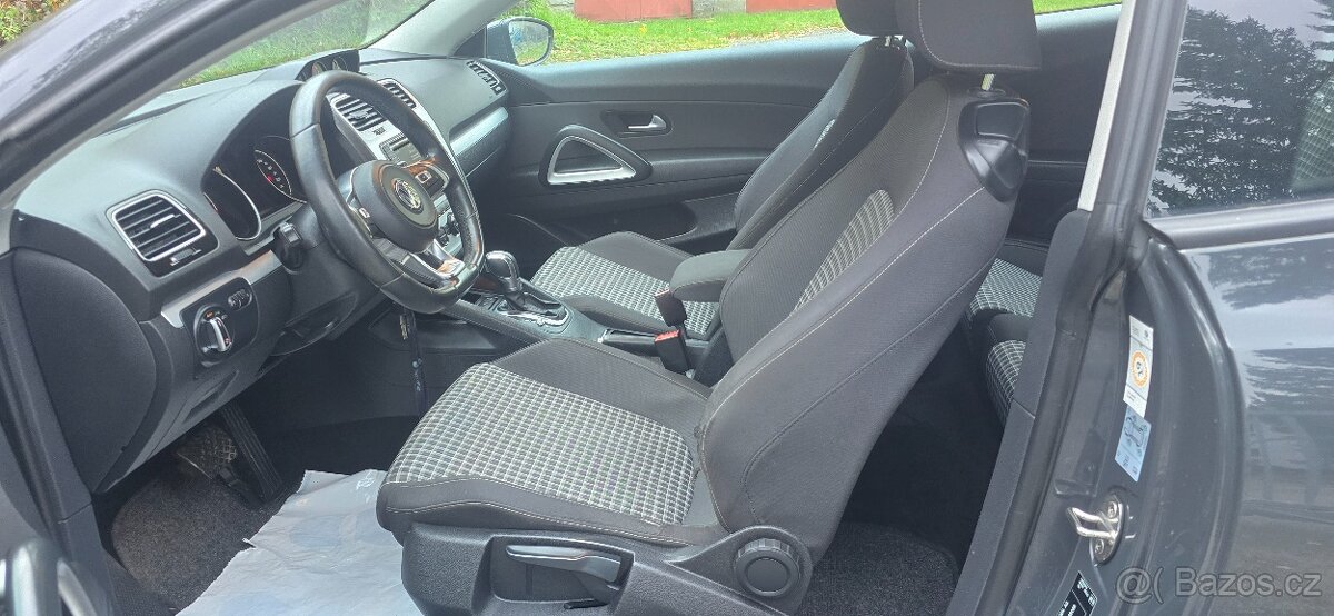 VW Sicirocco 2.0 TDI 110kw Dsg R-line interiér - 14