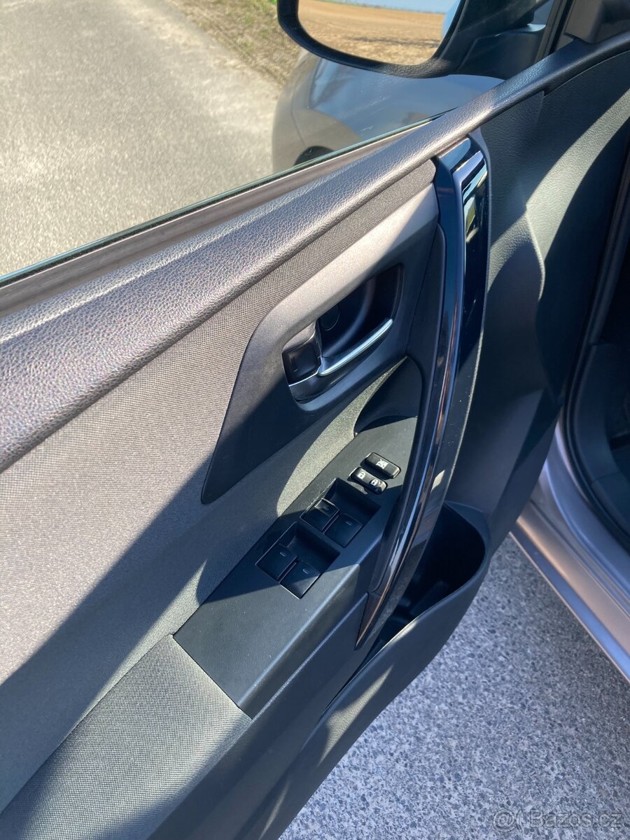 Toyota Auris 1,6 D kombi 82 KW - 14