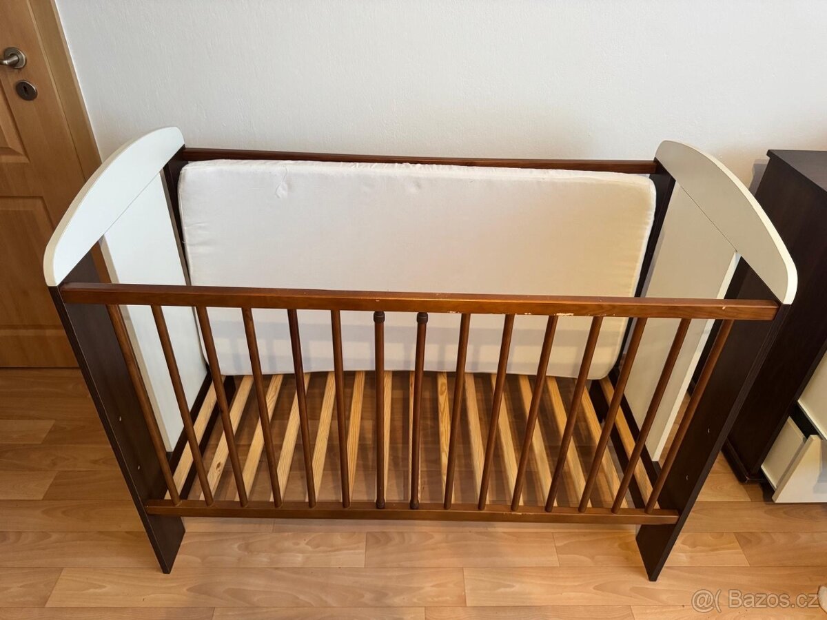 Přebalovací pult a postýlka Klupš Safari, ořech - bílá - 14