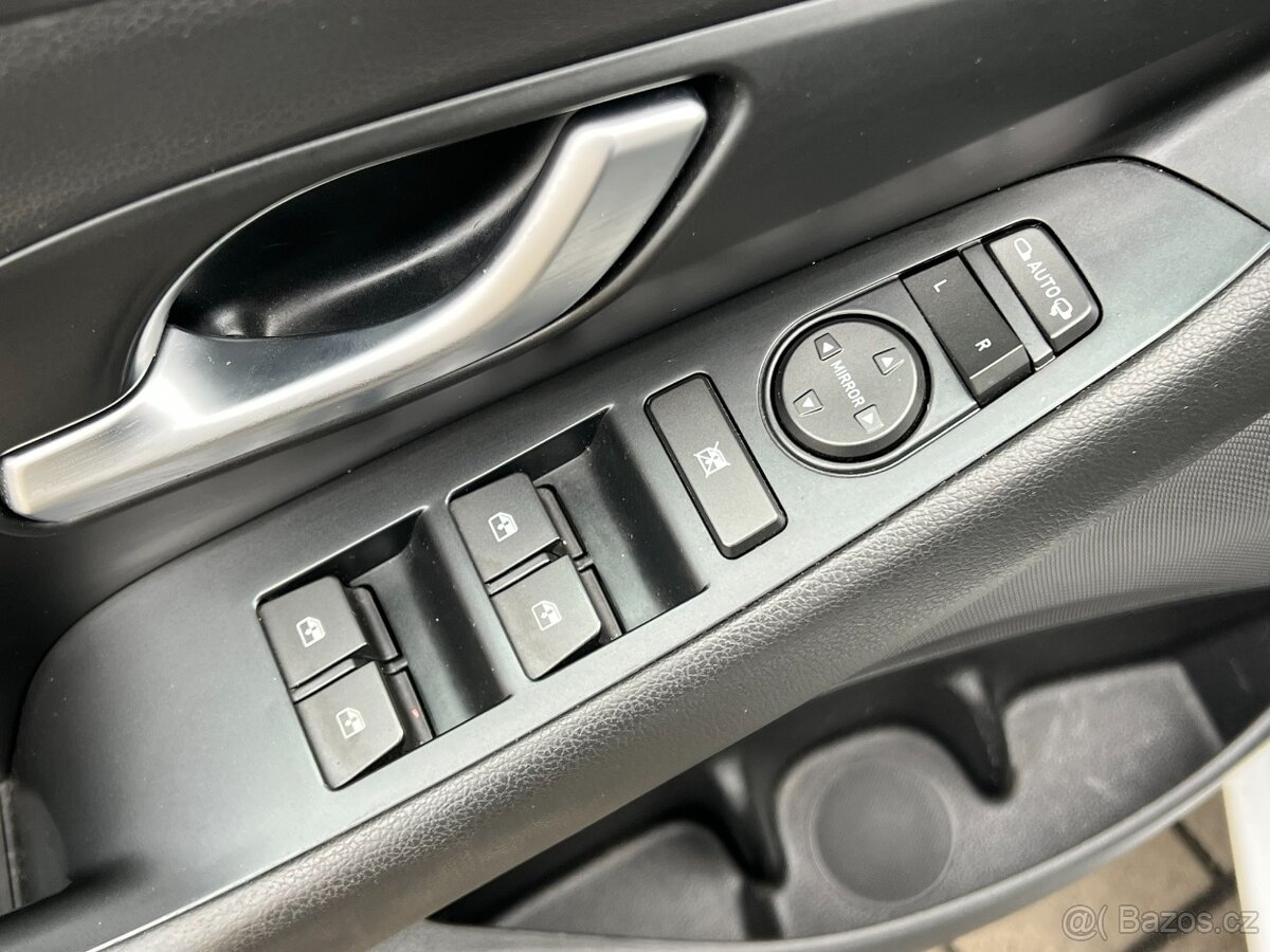 Hyundai i30 1.6 CRDi SMART KAMERA ČR NOVÉ - 14