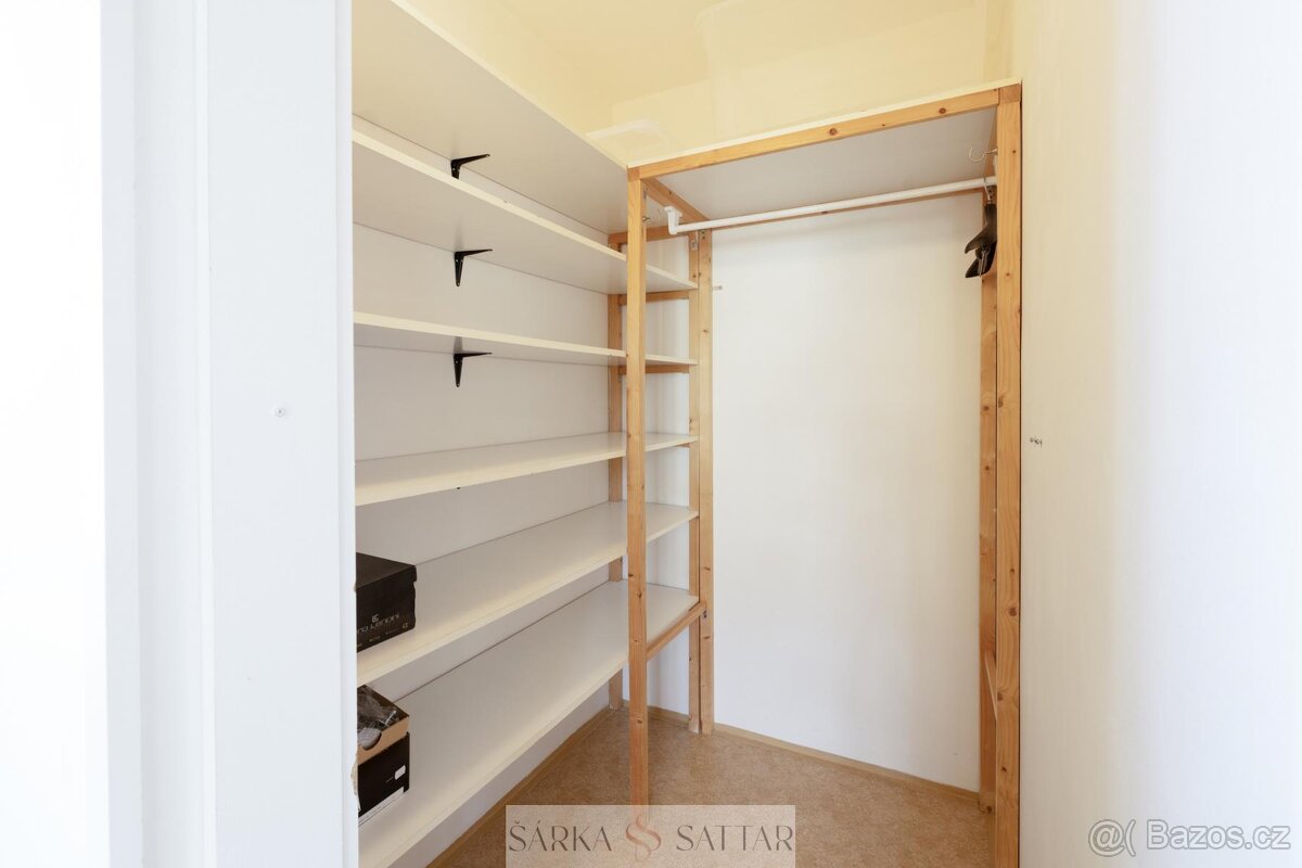 Prodej světlého 2+kk 54m2 s garážovým stáním , 2x sklepem, v - 14