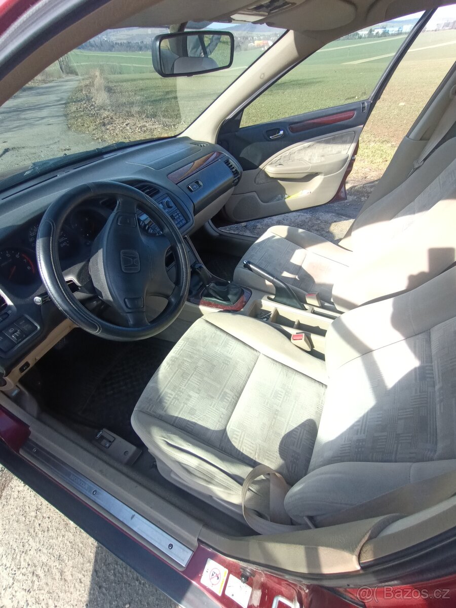 Honda Accord sedan - 14