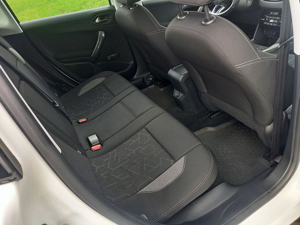 Peugeot 2008, 1.2 PureTech-digiklima-ČR-nehavarované - 14