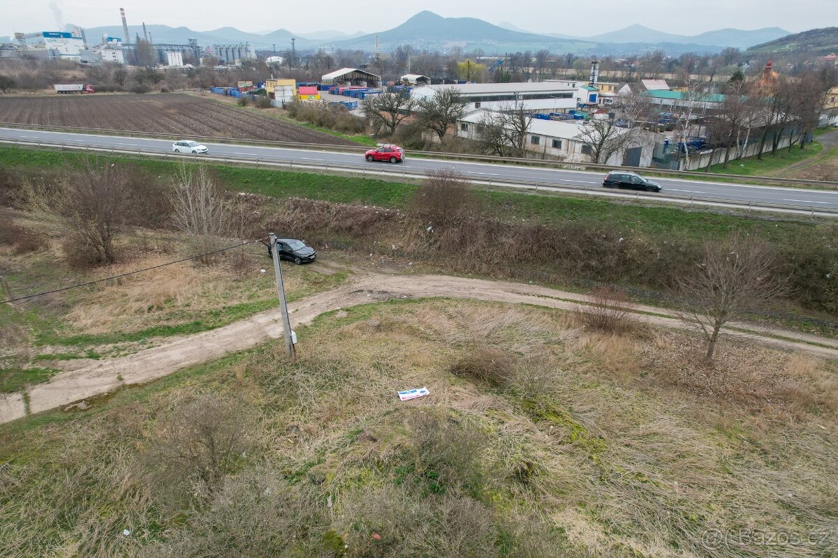 Malý pozemek u silničního přivaděče - 14