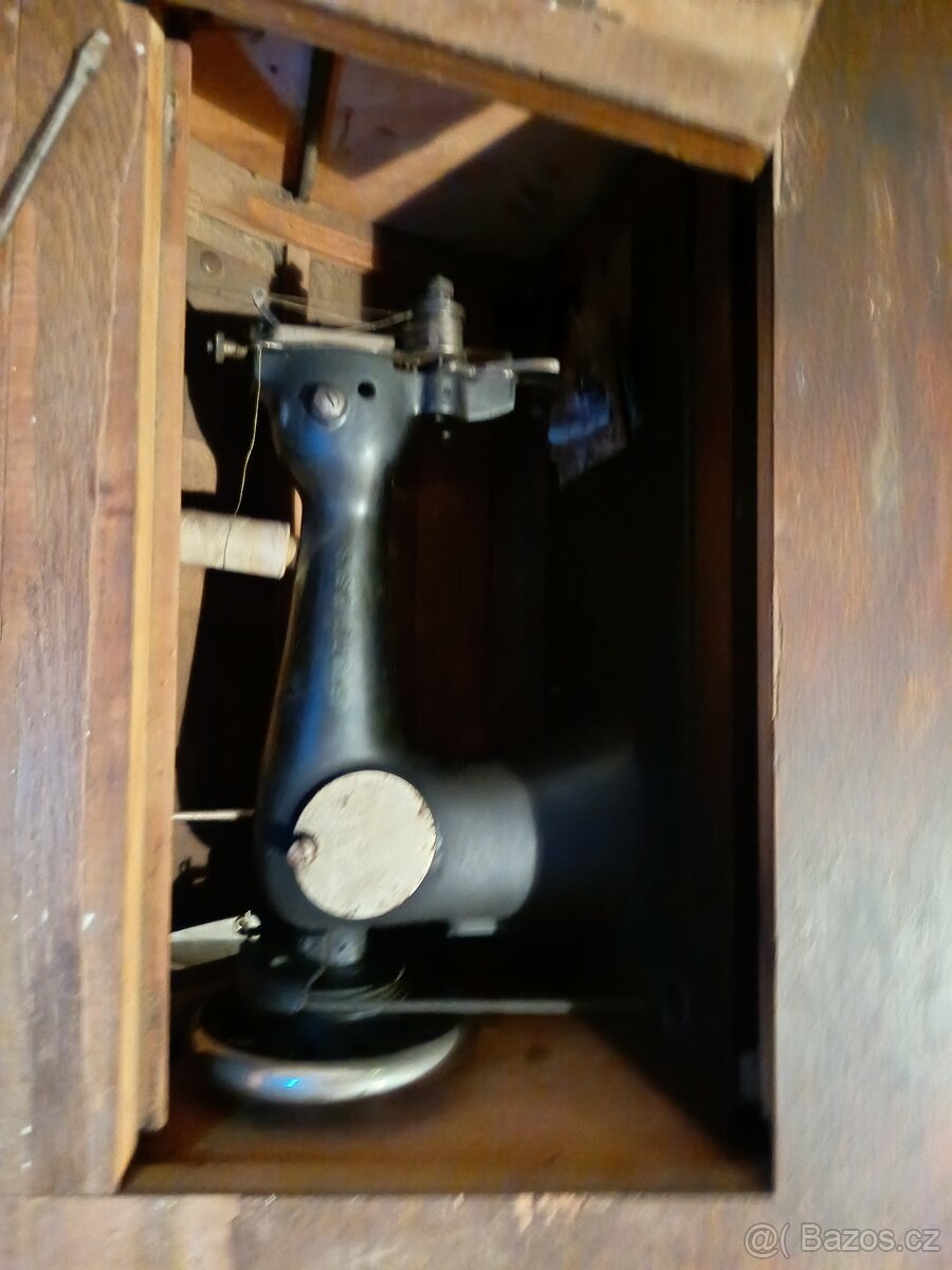 Šicí stroj Bobbin se starožitnou výbavou - 14