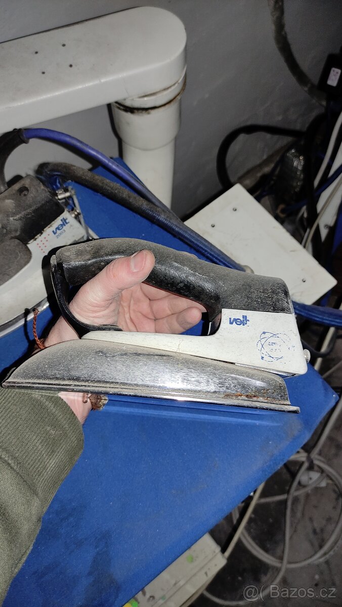 2x průmyslový žehlící stůl MACPI + žehličky + parní vyvíječ - 14