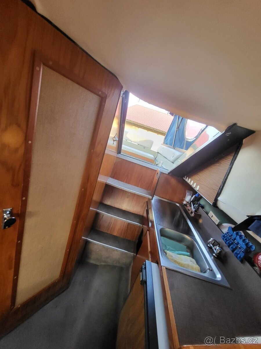 Kajutová motorová loď Draco 25 Twin Cab, zánovní vlek 3500Kg - 14