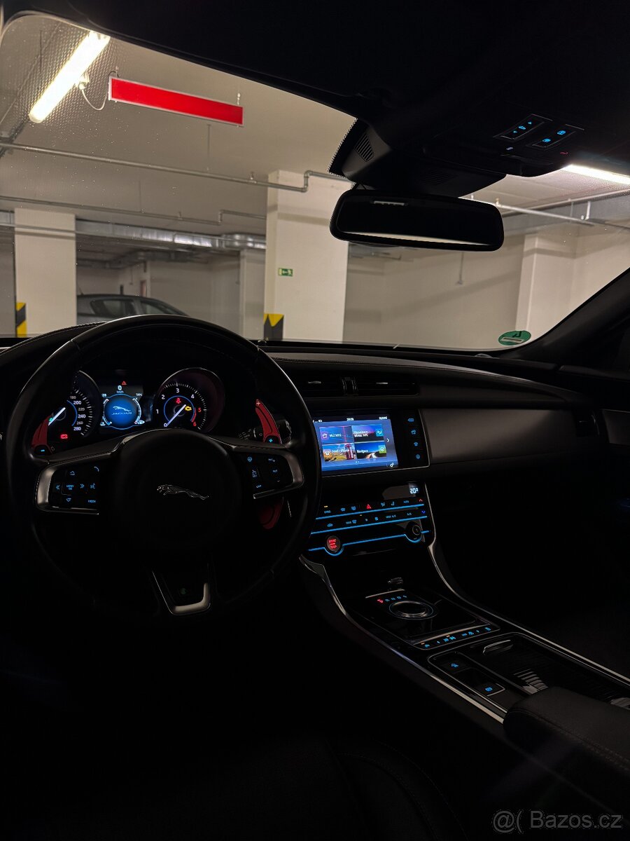 Jaguar XF 3.0D V6 R-SPORT - 14