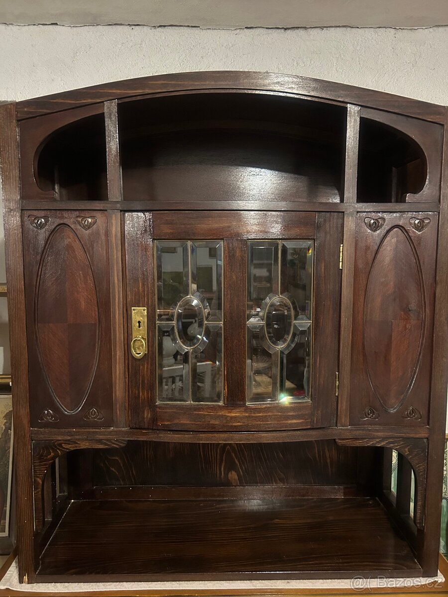 Krásná vitrína s vitrážemi elegantní kus - 14