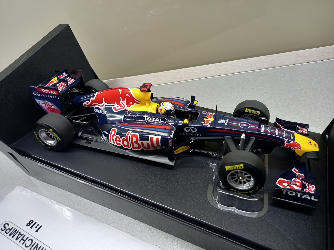2X F1 RED BULL RB6 2010 a RB7 2011 VETTEL MINICHAMPS 1:18 - 14