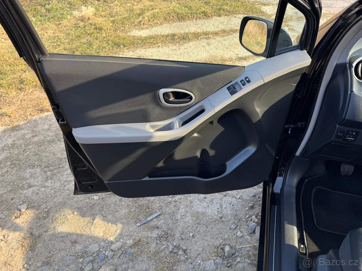 Toyota Yaris 1.Oi - 14