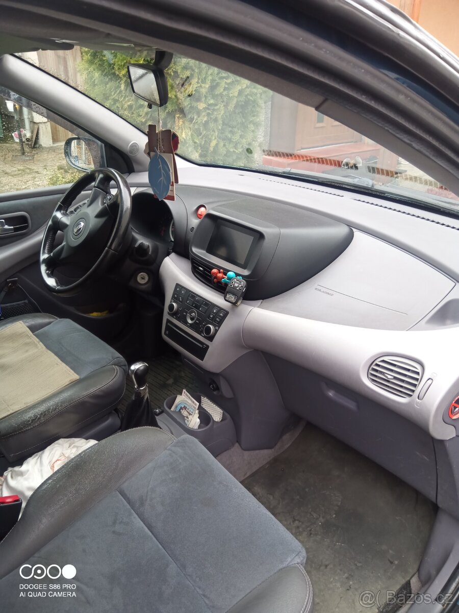 Nissan almera Tino 1,8 - 14