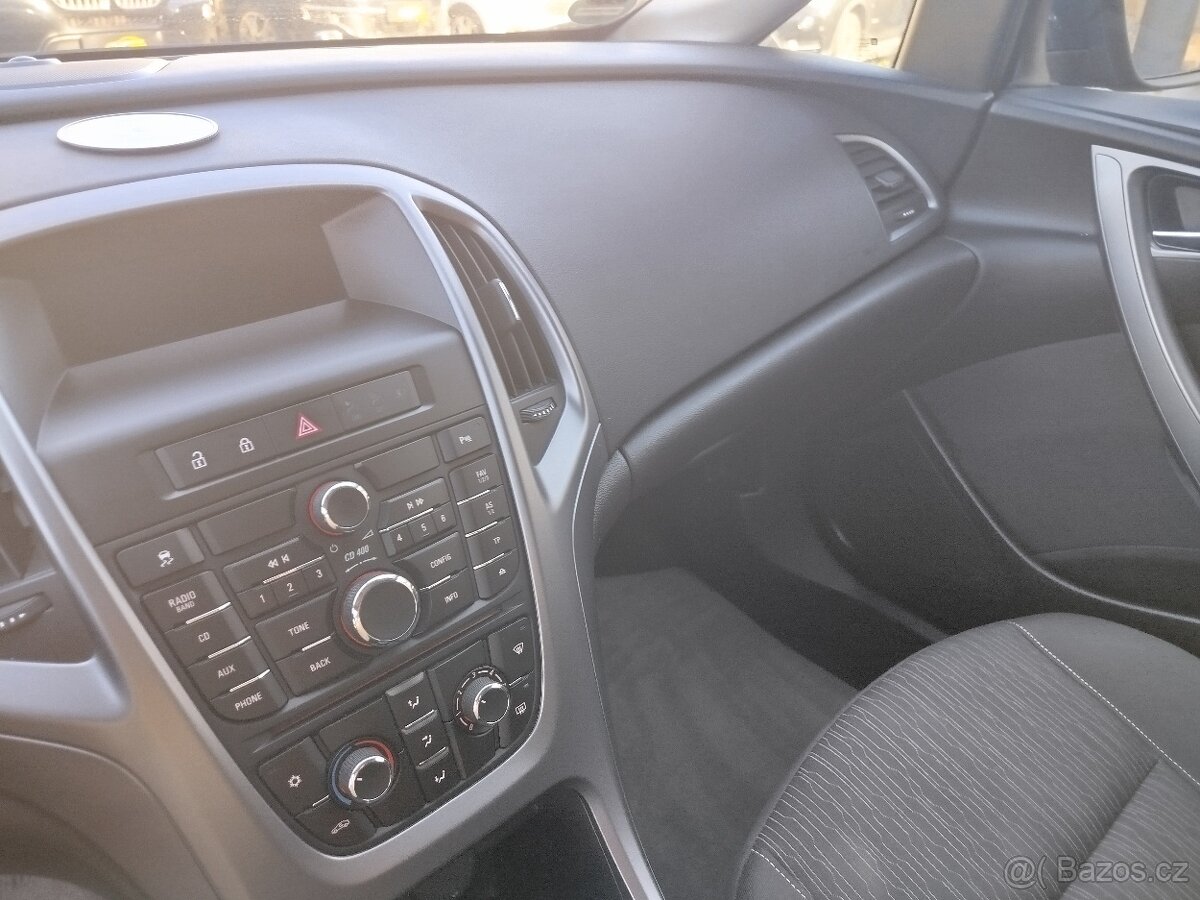 Opel Astra kombi 1.6i 85 kW, r.v. 4/2014, najeto 184.484 km - 14