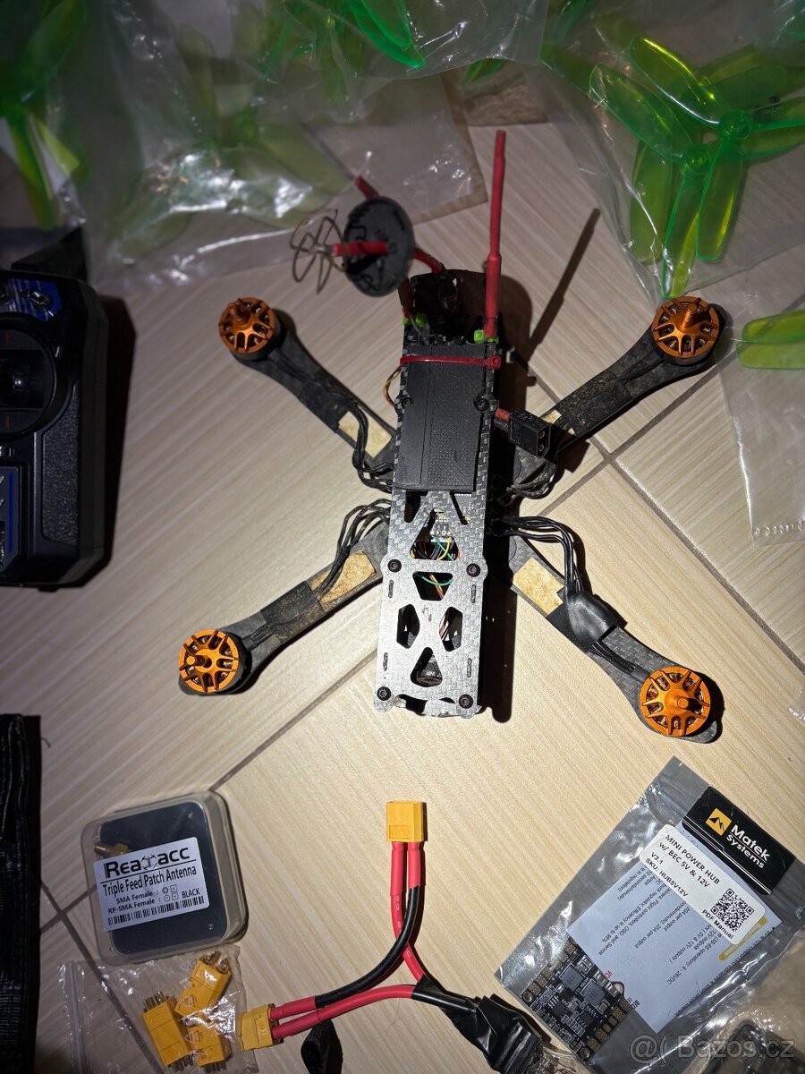 FPV dron + FPV bryle + baterie + nahradní díly - 14