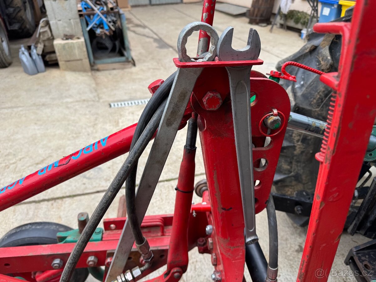 Predám traktor Hattat c3065 s pluhom Kverneland MZ - 14