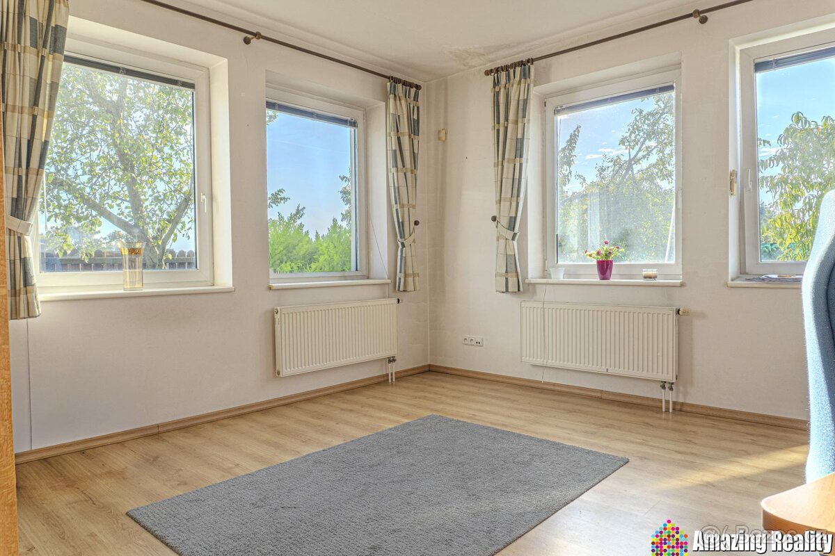 Prodej nadstandardního rodinného domu se zahradním domkem a - 14