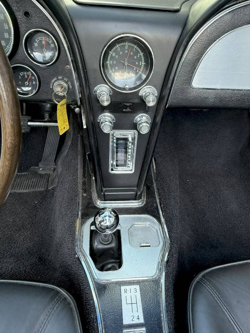 Chevrolet Corvette C2 Convertible z roku 1965. - 14