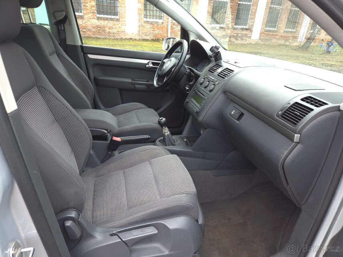 Volkswagen Touran 2.0 TDI 7. Míst - 14