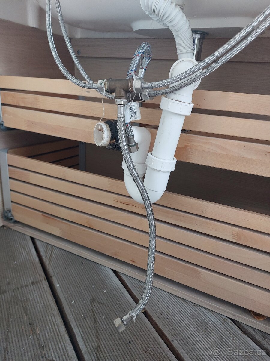 Umyvadlová skříňka s umyvadlem - 14