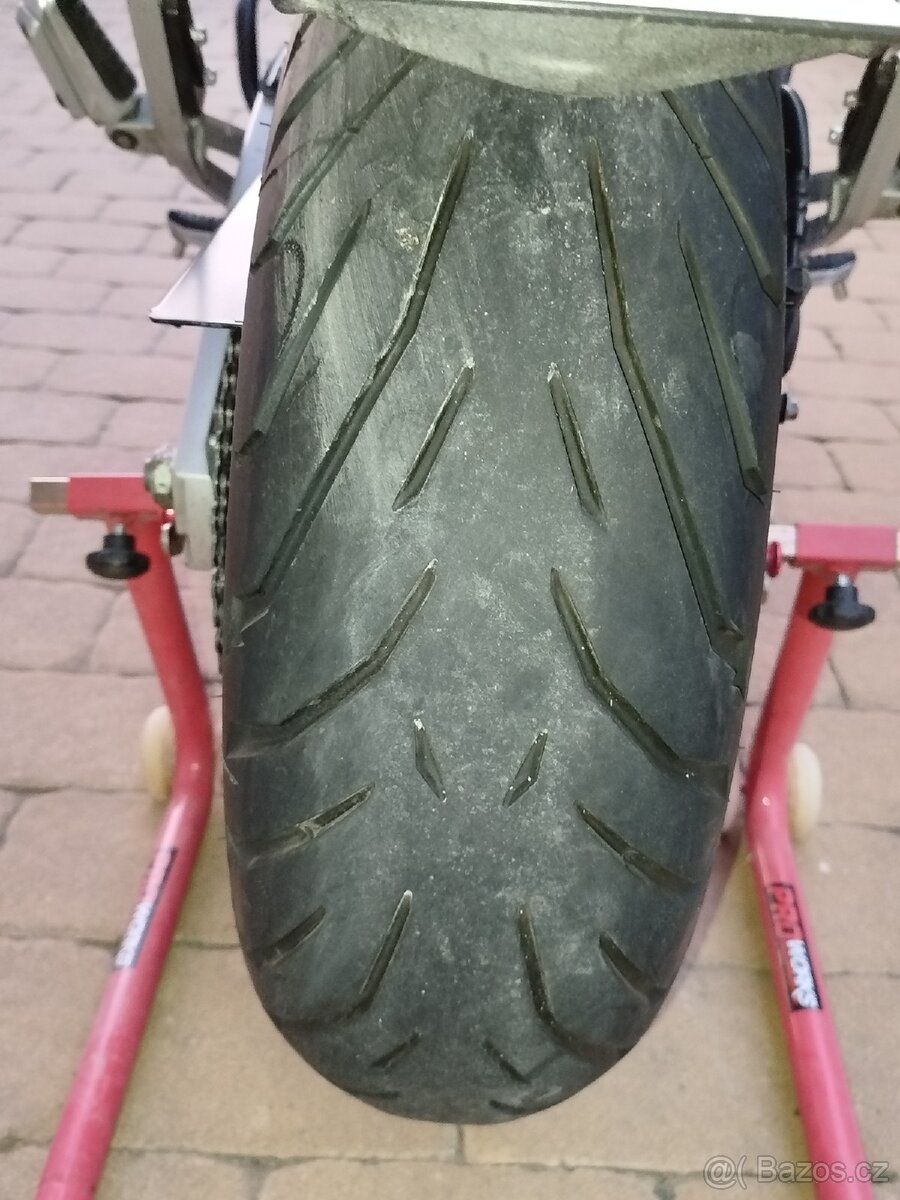 Suzuki GSR 600 - 14