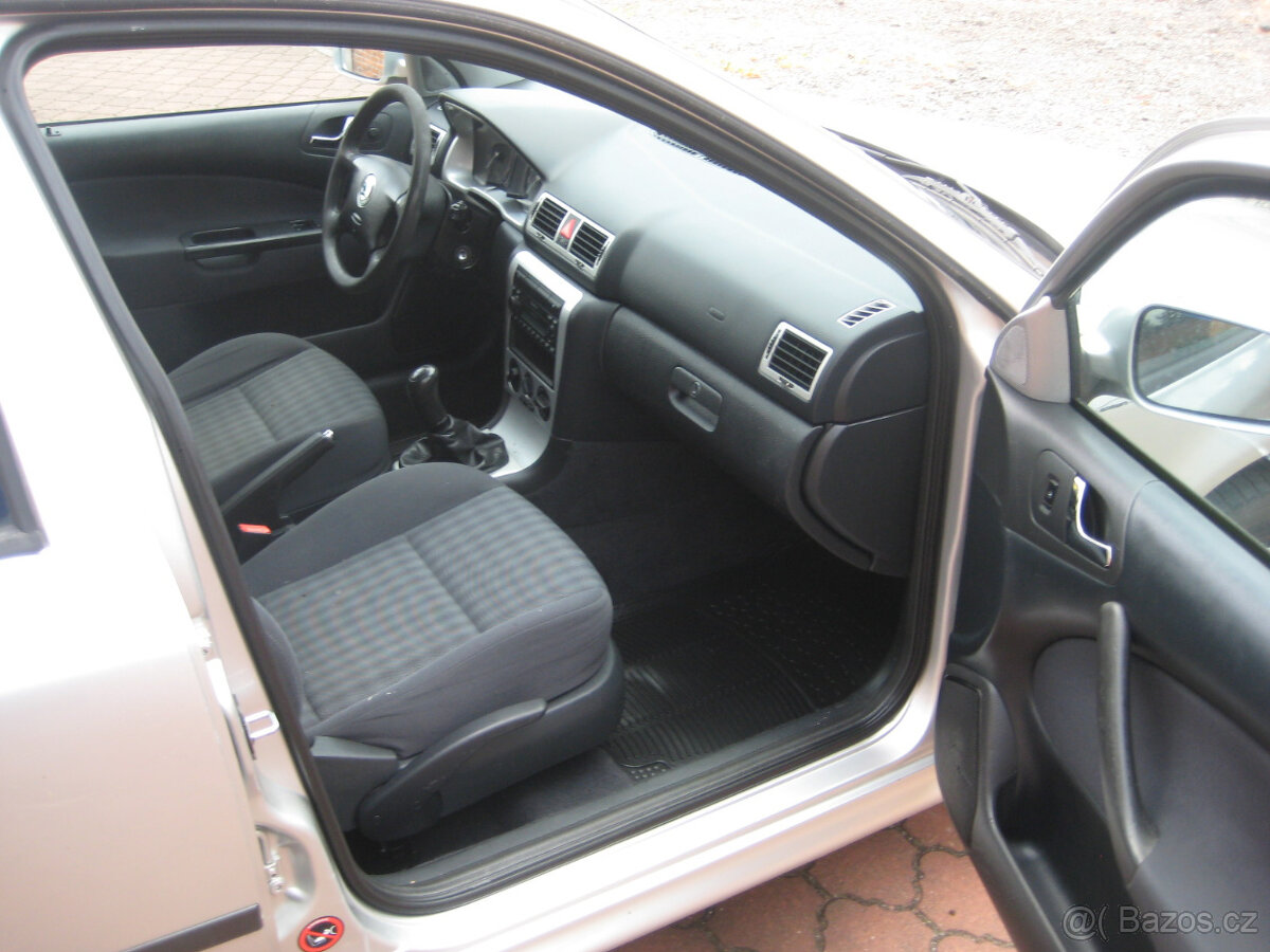 ŠKODA OCTAVIA TOUR COMBI 1.6 MPi 75 KW - 14