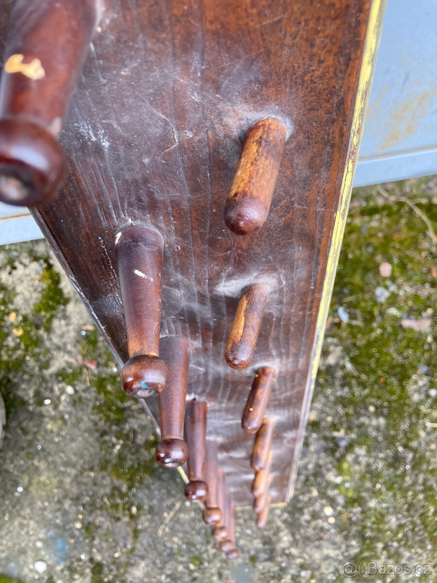 Věšák dřevěný nástěnný starožitný za 400 kč - 14