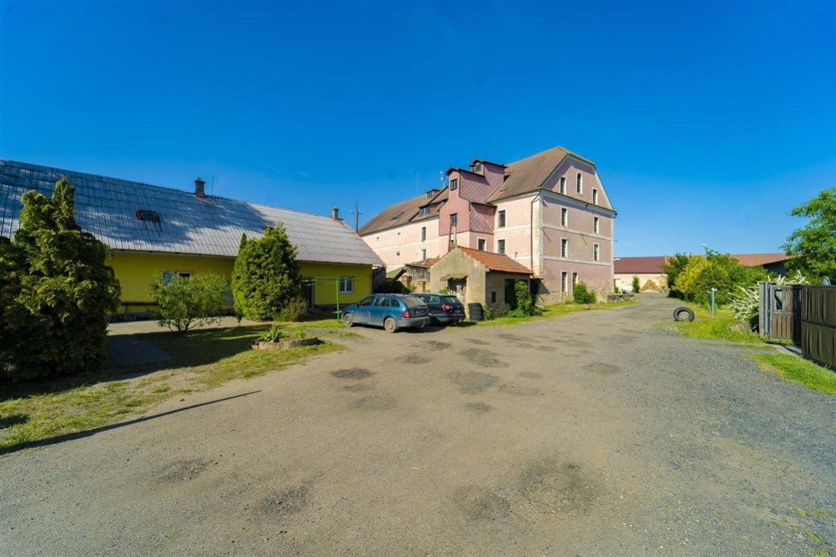 Pěčice, prodej rodinného domu 206 m2 (3 byty, sklady 2700 m2 - 14