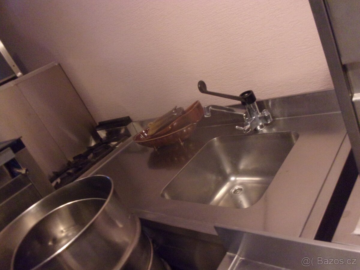NEREZOVÁ PROFESIONÁLNÍ KUCHYNĚ - 14