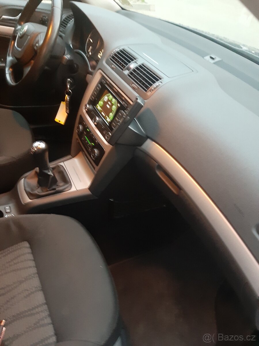 Škoda Octavia Combi II Facelift 2.0 TDI Navig. 2x sada pneu - 14