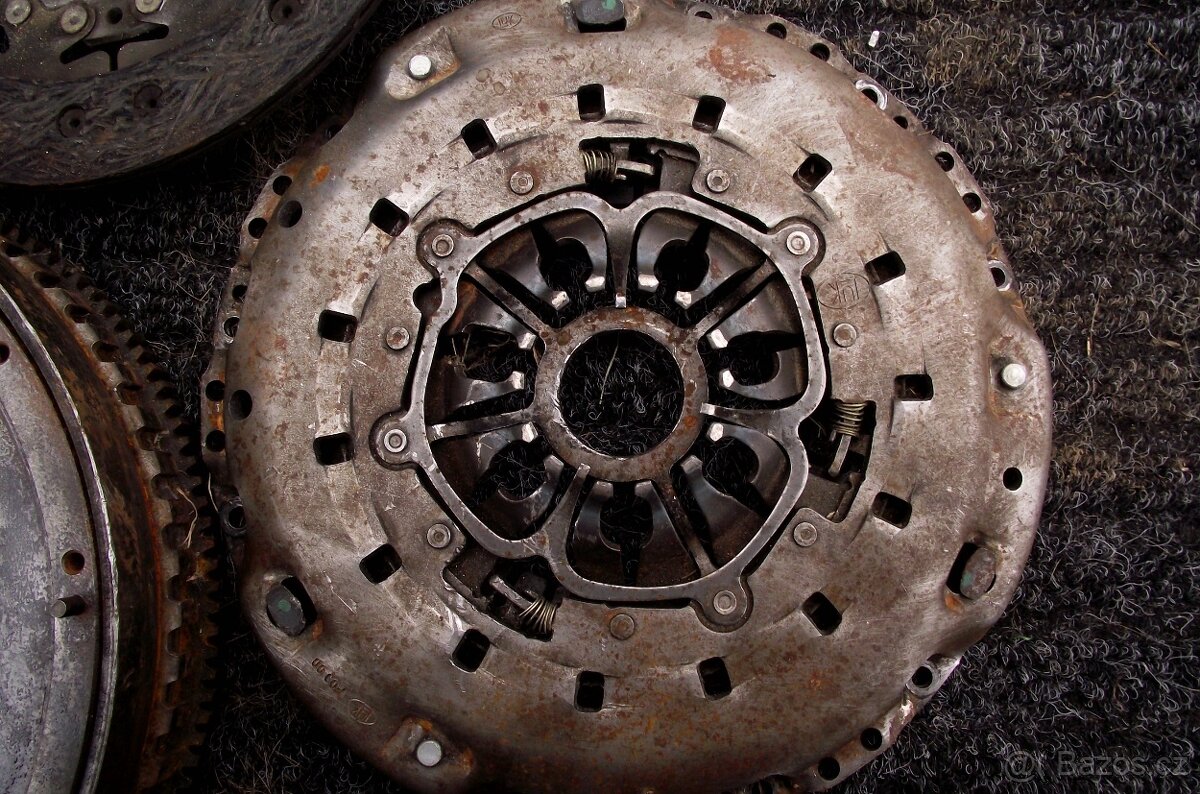 Renault Scénic , Mégane různé díly na motor. - 14