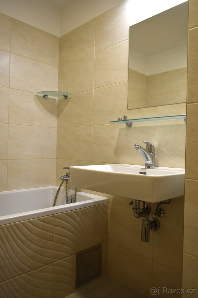 Náchod - pronáme bytu 3+1 s lodžií - 14