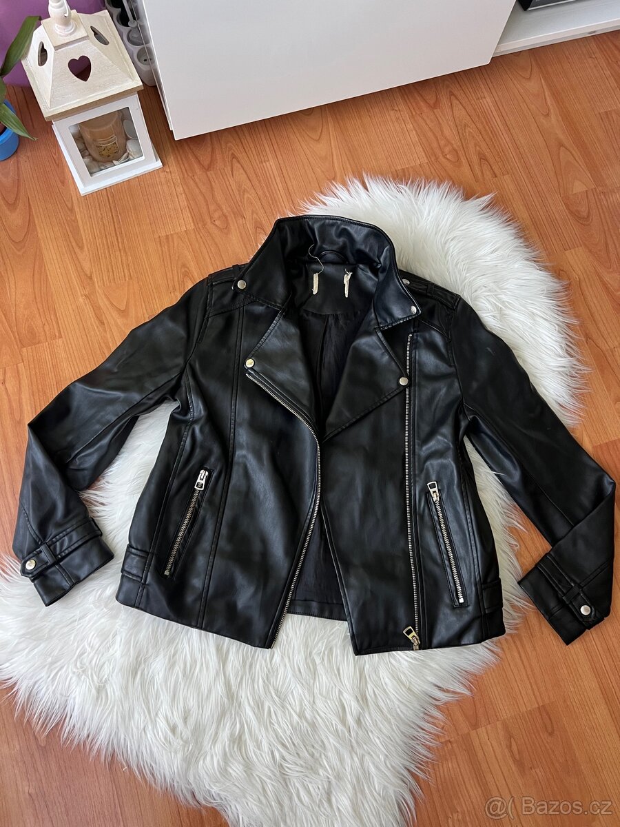 GUESS DÁMSKÝ KŘIVÁK BUNDA VEL.M - 14