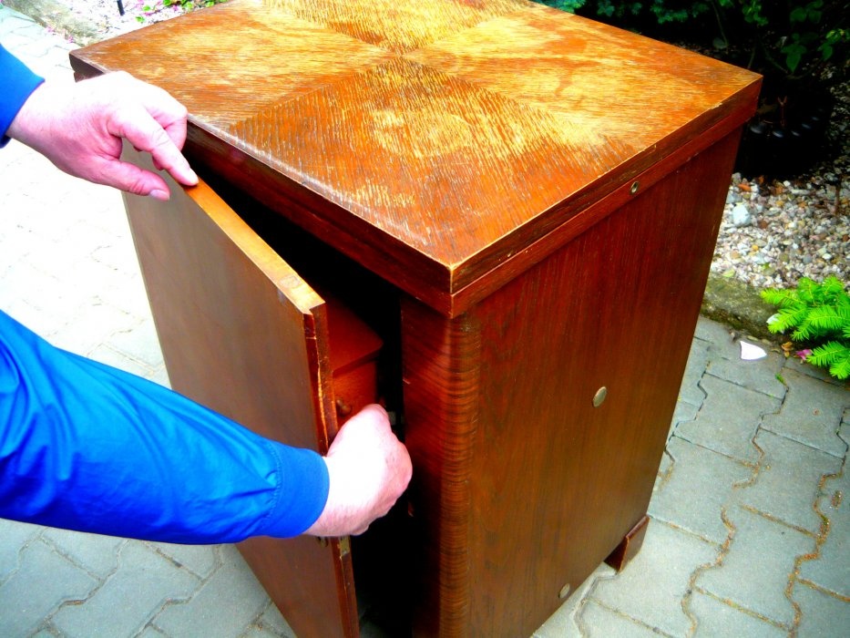 Starožitný cca 100 let starý skříňový šicí stroj - 14