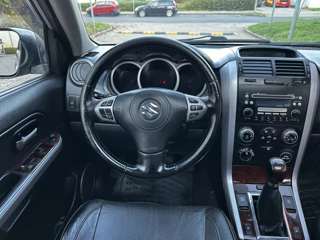 Suzuki Grand Vitara II 2.0i LPG 4x4 Kůže Xenony Tažné Šíbr - 14