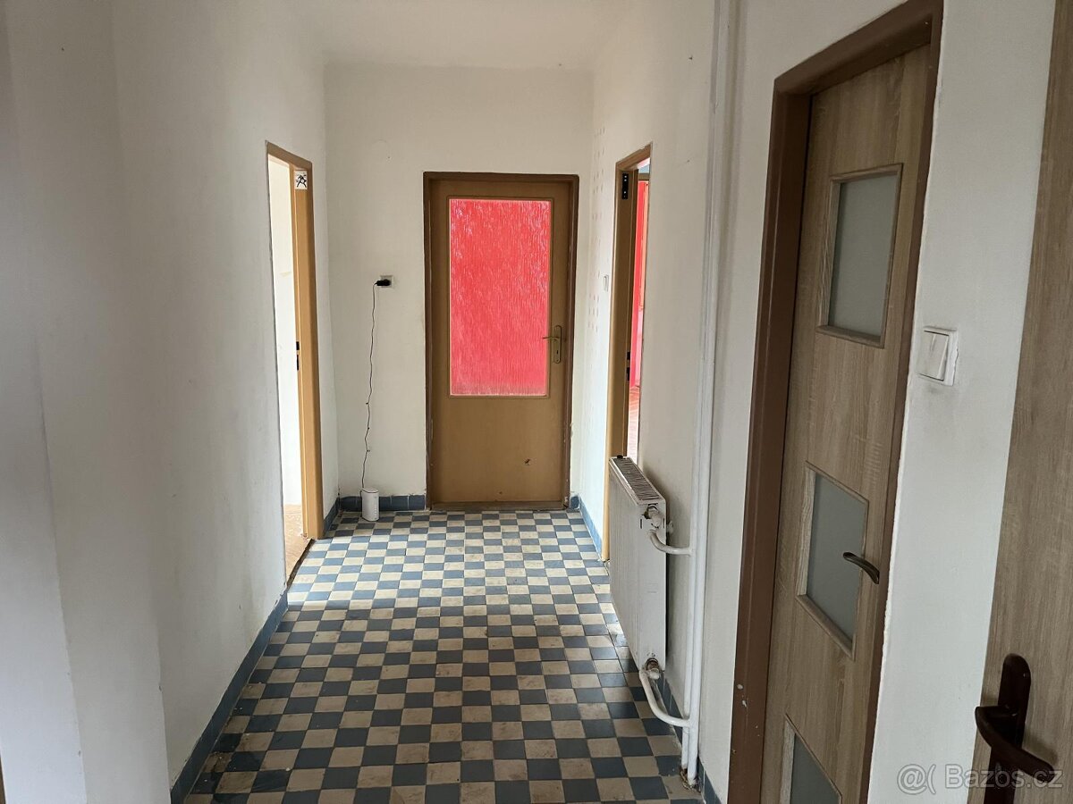 Prodej RD dvě bytové jednotky 3+1 s garáží a sklepem v Potšt - 14