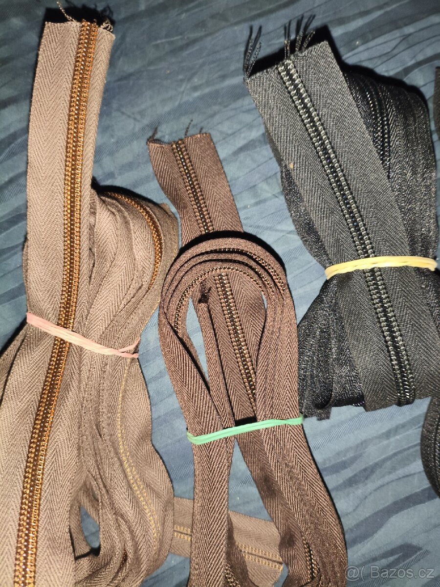 Prodám levně značkové zipy, plastová spirála, stanové - 14